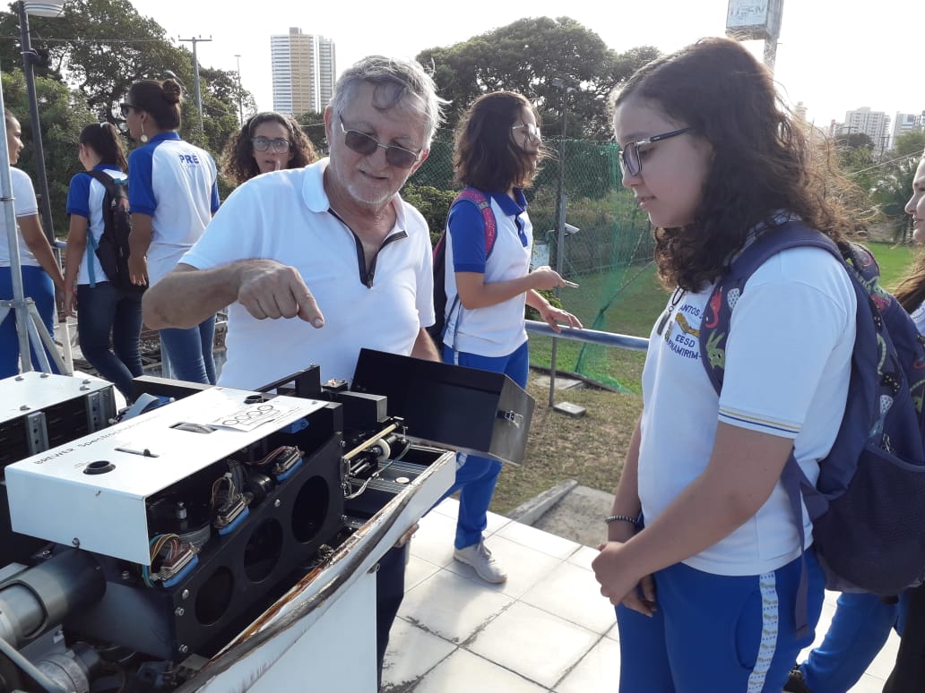 Alunos conhecendo os equipamentos