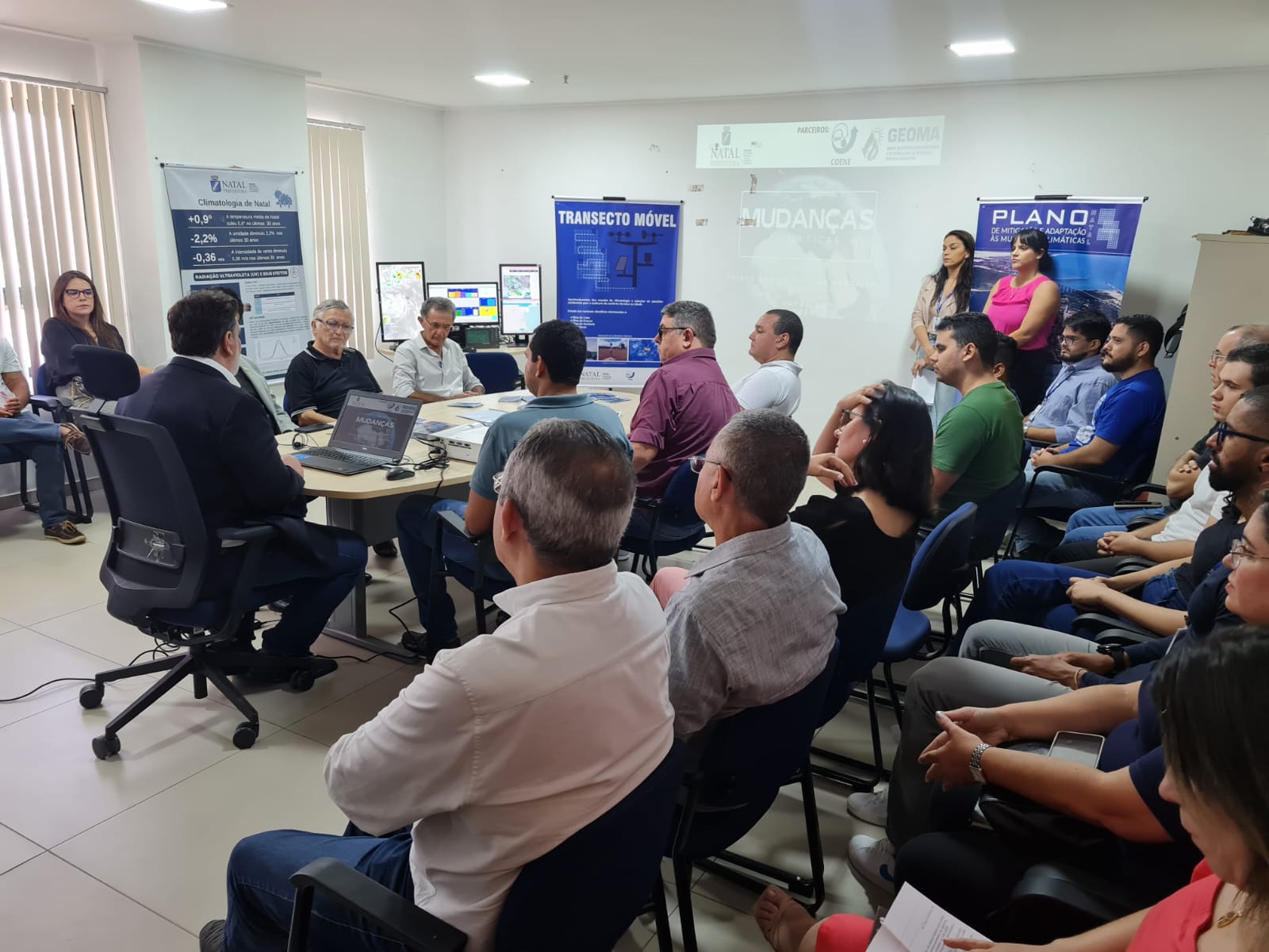 Foto dos participantes do evento na mesa