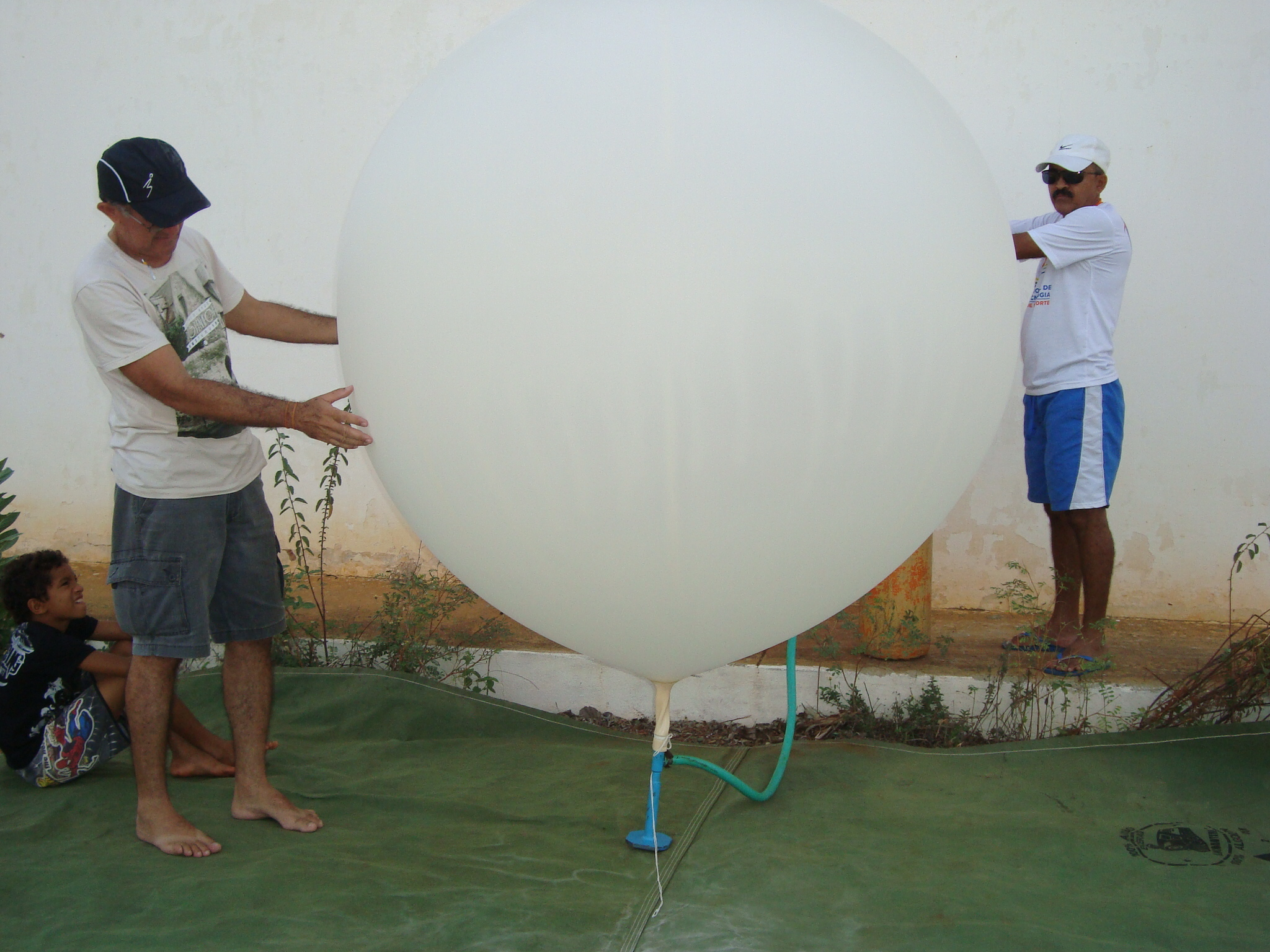 Foto da equipe enchendo o balão
