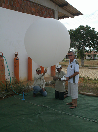 Foto da equipe enchendo o balão