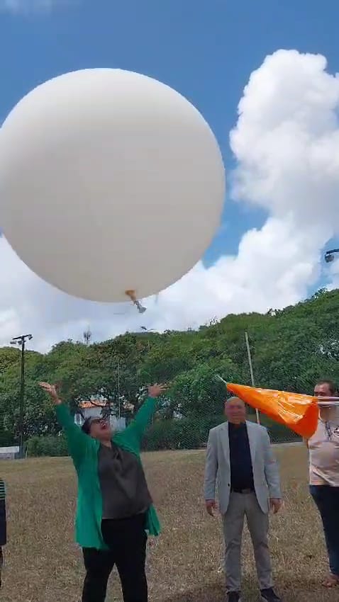 Foto da cônsul-geral realizando o lançamento