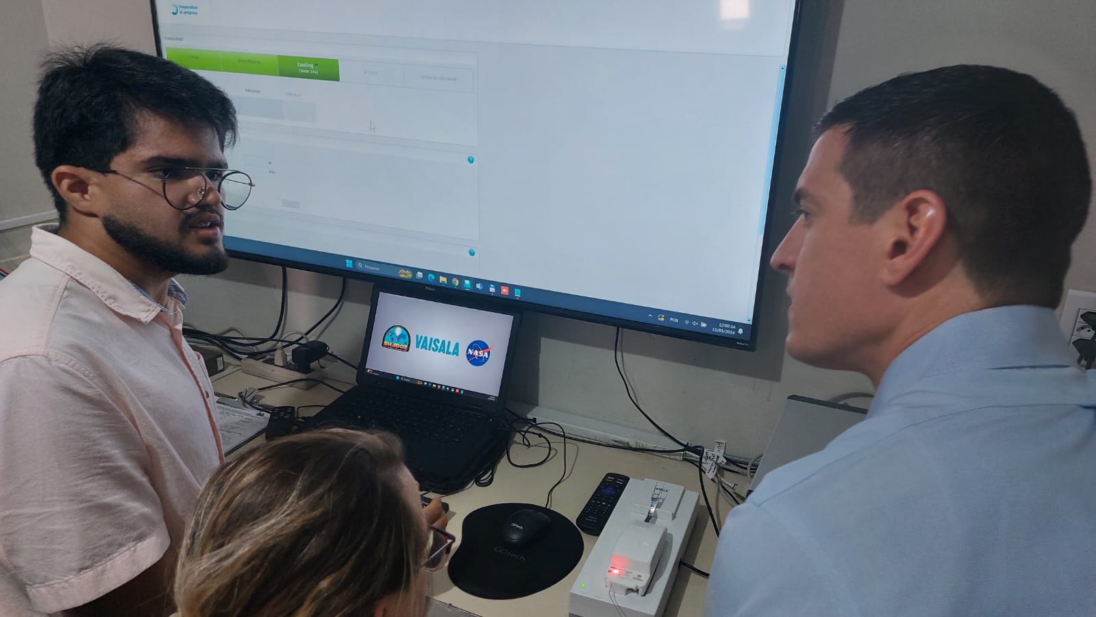 Foto dos pesquisadores discutindo sobre o procedimento no sistema Vaisala