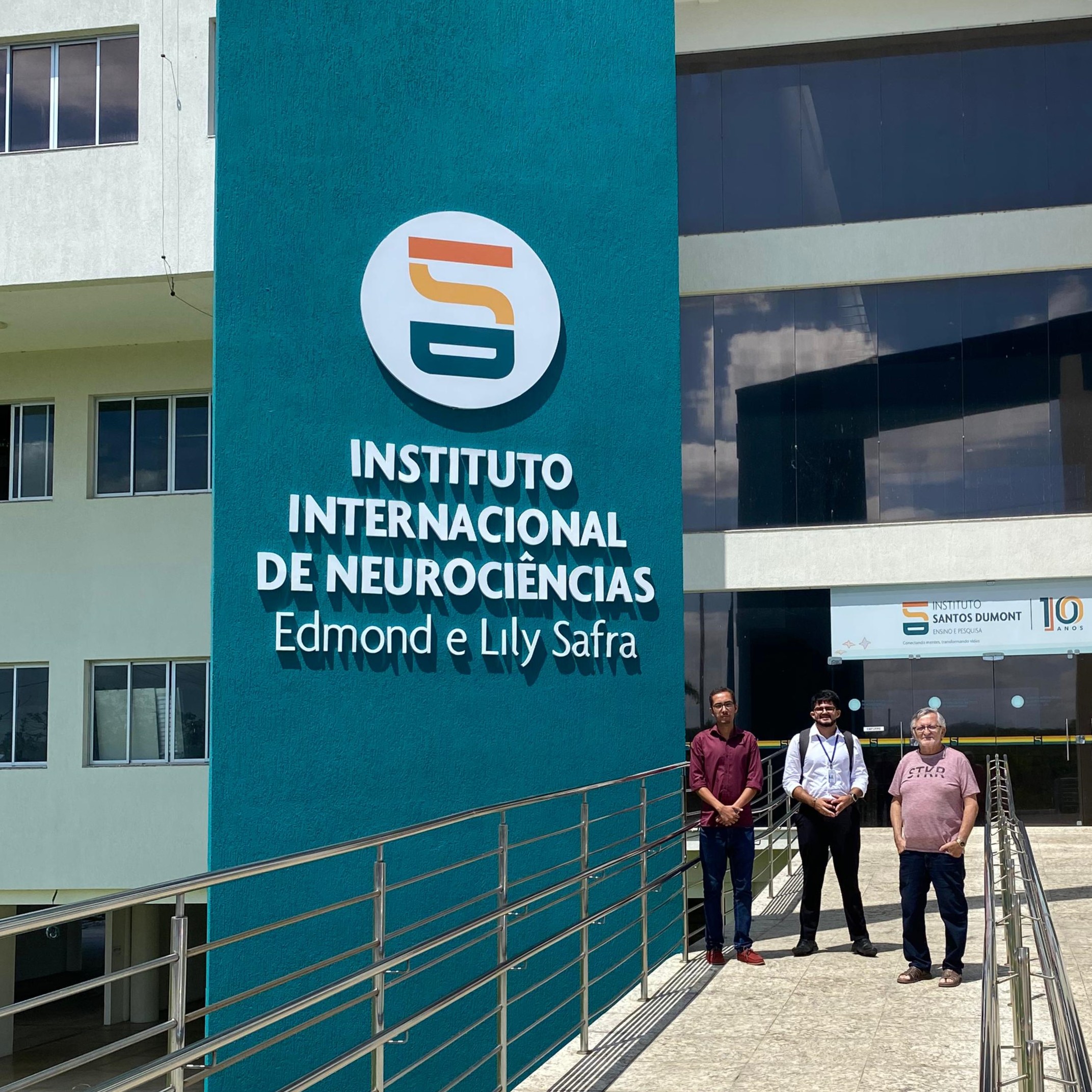 Foto da equipe do LAVAT na frente do IIN-ELS