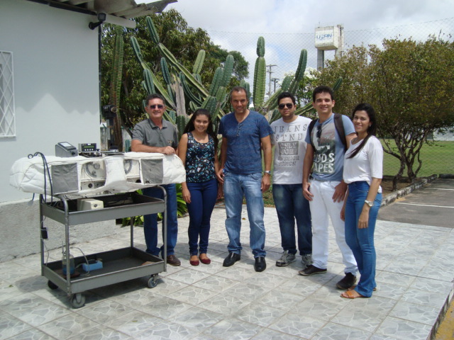 Foto dos alunos na frente do laboratório